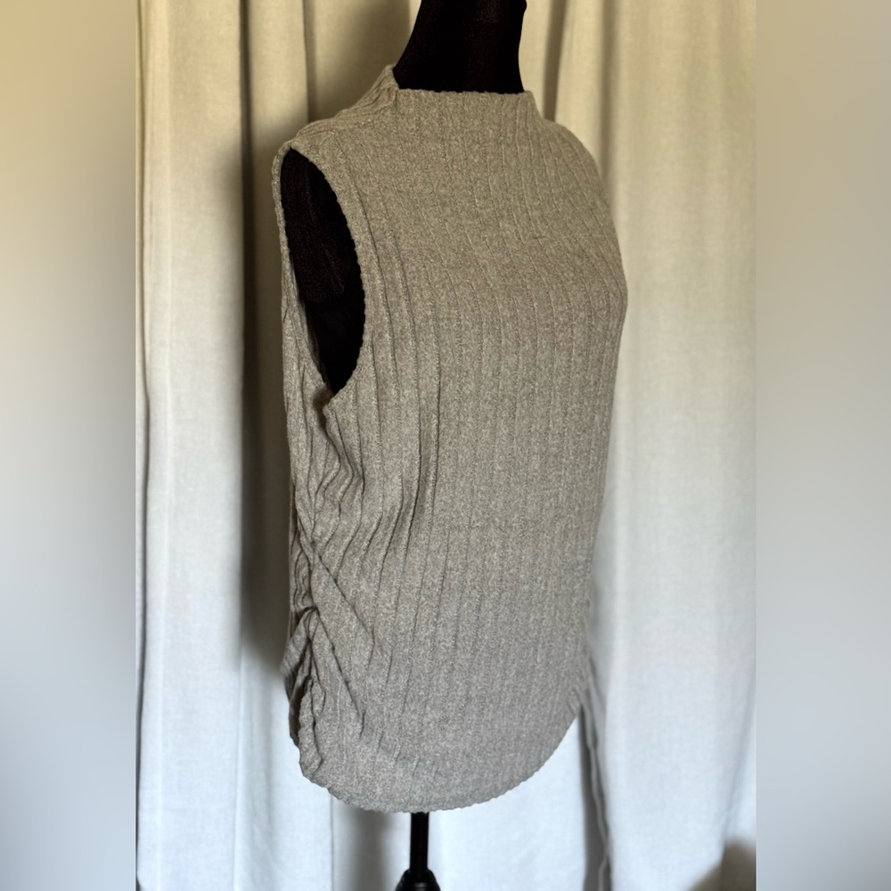 Gray Sleeveless Ribbed Top - Picture 4 of 9